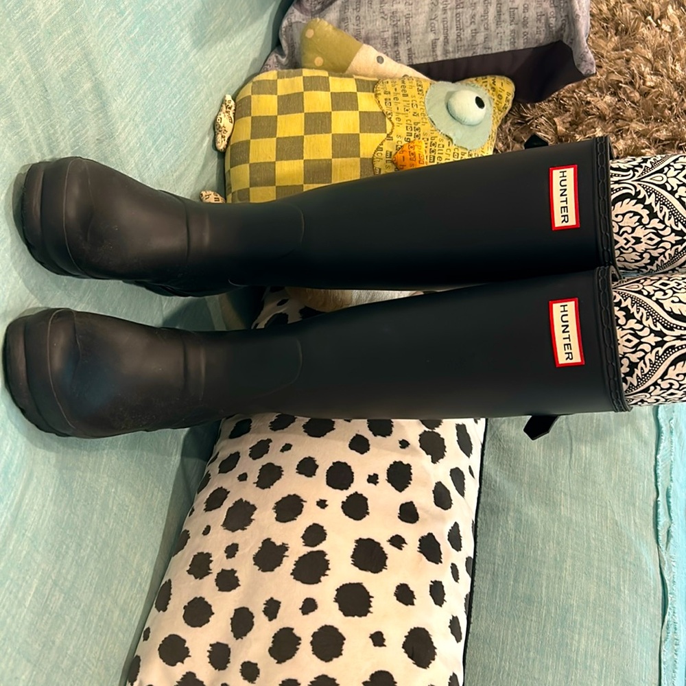 Hunter rain boots in great condition!!! Black